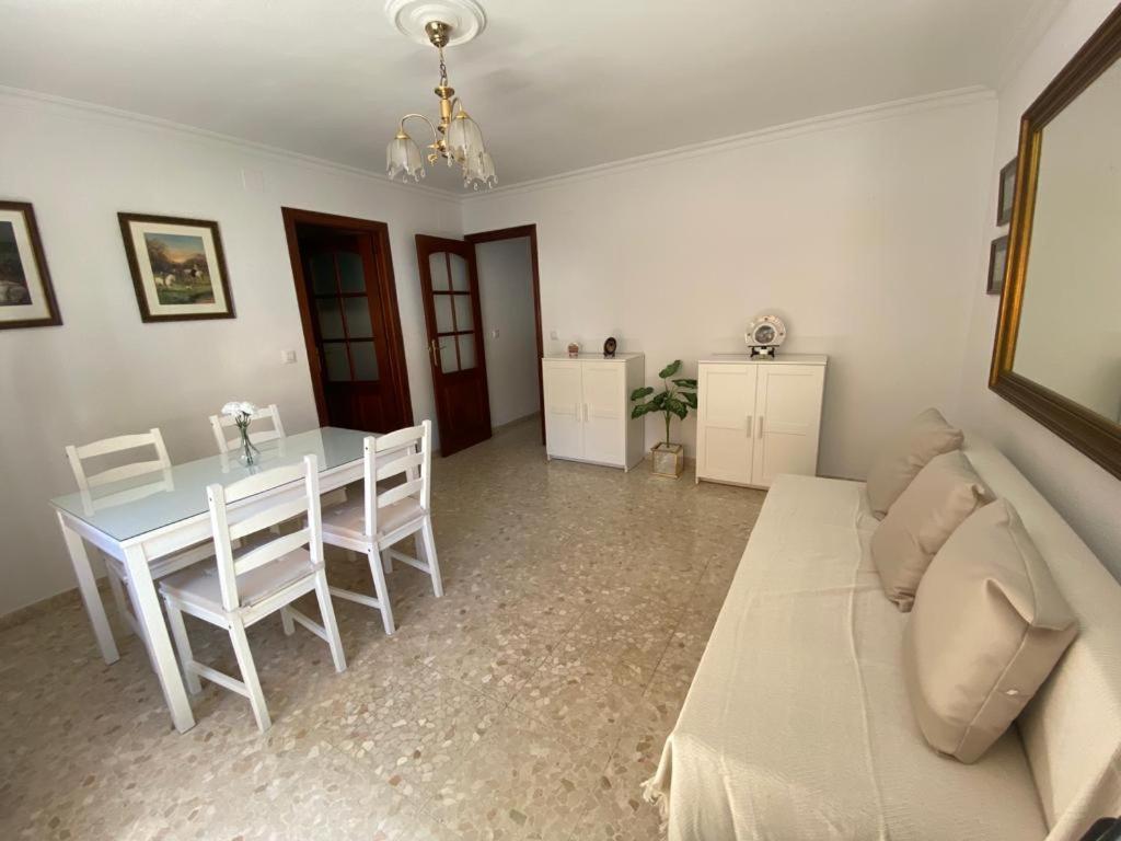 Apartamento Familiar En Barrio Reina Victoria *