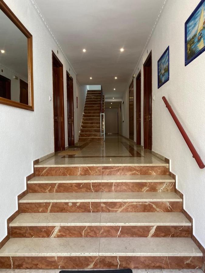 Familiar En Barrio Reina Victoria Apartamento