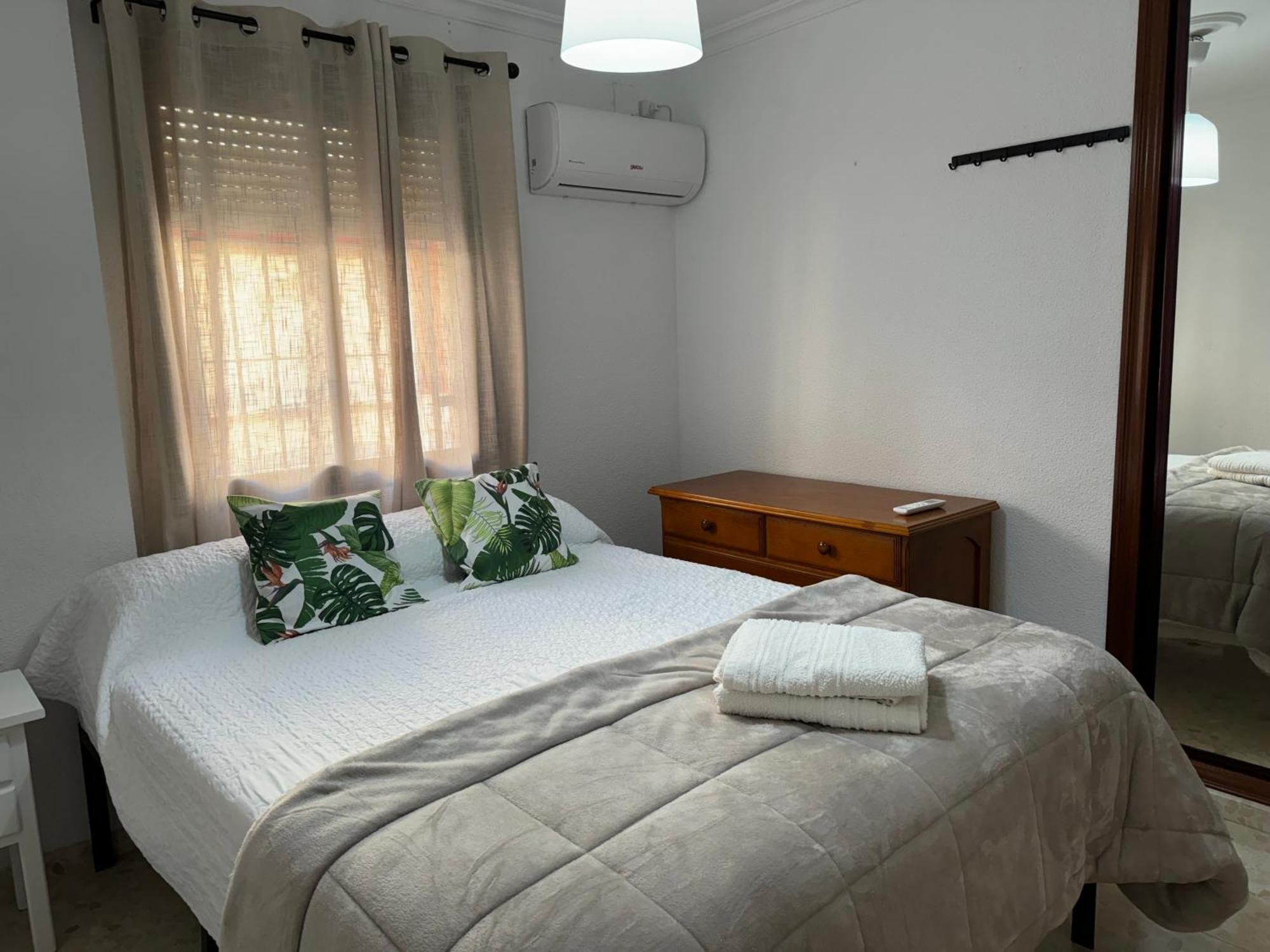 Apartamento Familiar En Barrio Reina Victoria *