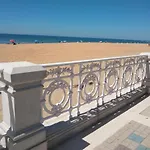 Gran adosado de esquina muy cerca de la playa en la Antilla