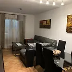 Apartamento con jardín privado y acceso a piscina