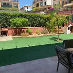 Apartamento con jardín privado y acceso a piscina