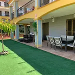 Apartamento con jardín privado y acceso a piscina