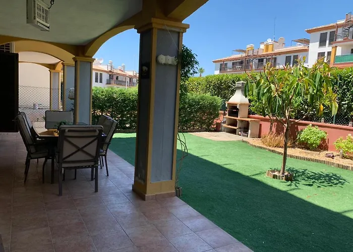 Apartamento con jardín privado y acceso a piscina