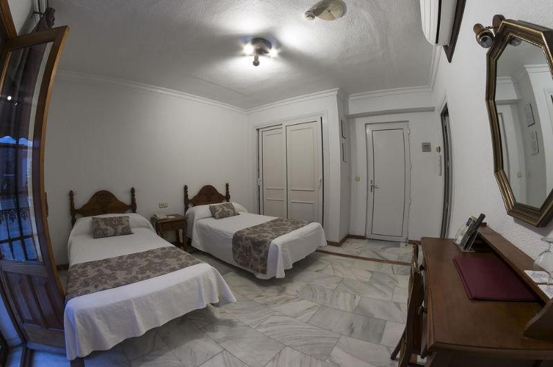 La Pinta Hotel 2*
