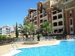 Leo Alcaudon-alcaravan Hotel