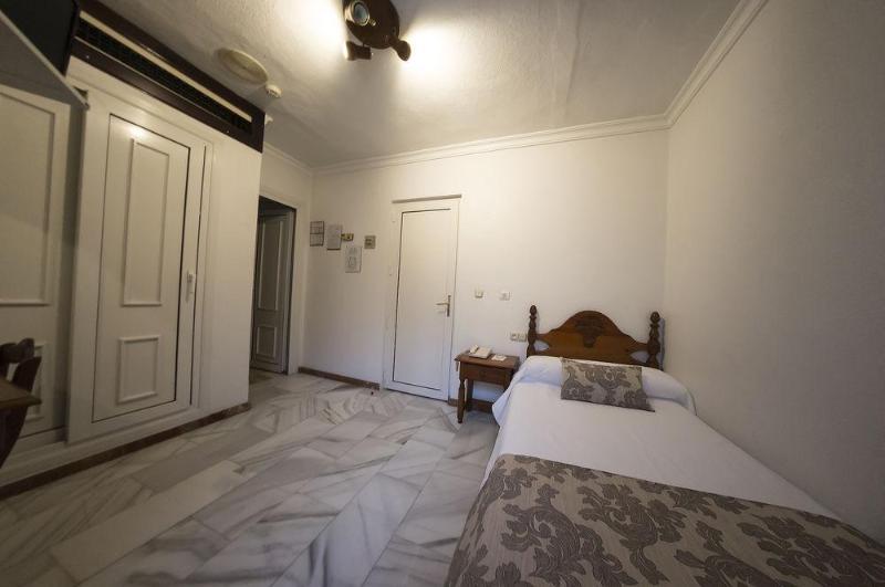 La Pinta Hotel 2*