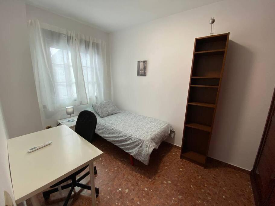 Piso Grande De 120 M2, A 15' De La Playa En Coche *