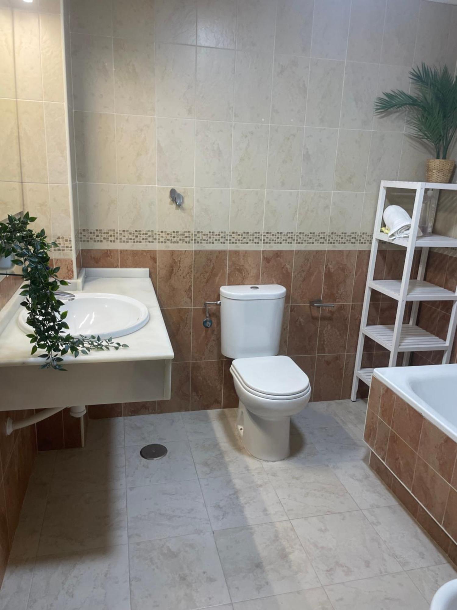 Apartamento Piso En El Centro De Silencioso Y Con Gran Patio, Calle La Paz Huelva