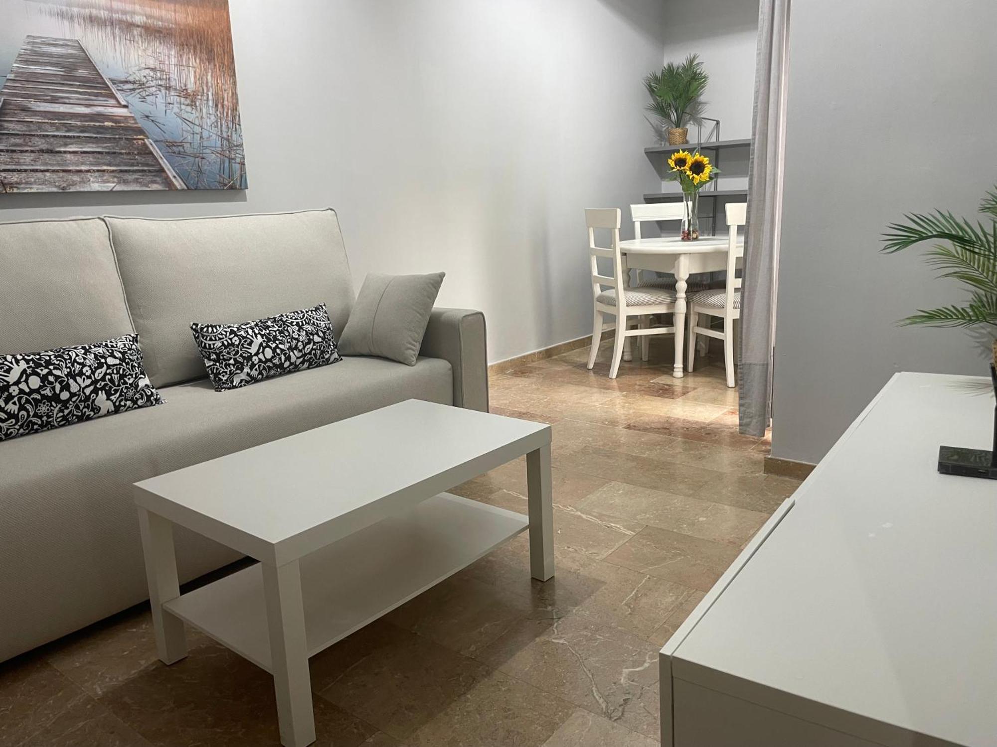 Apartamento Piso En El Centro De Silencioso Y Con Gran Patio, Calle La Paz Huelva