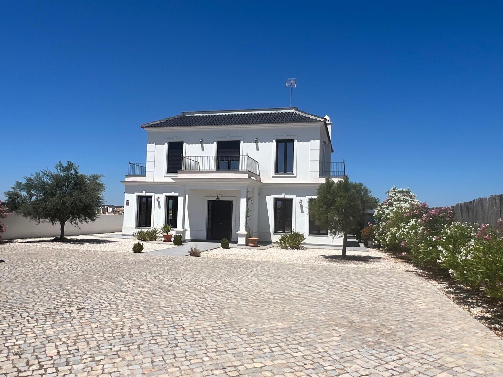 The White House * Huelva