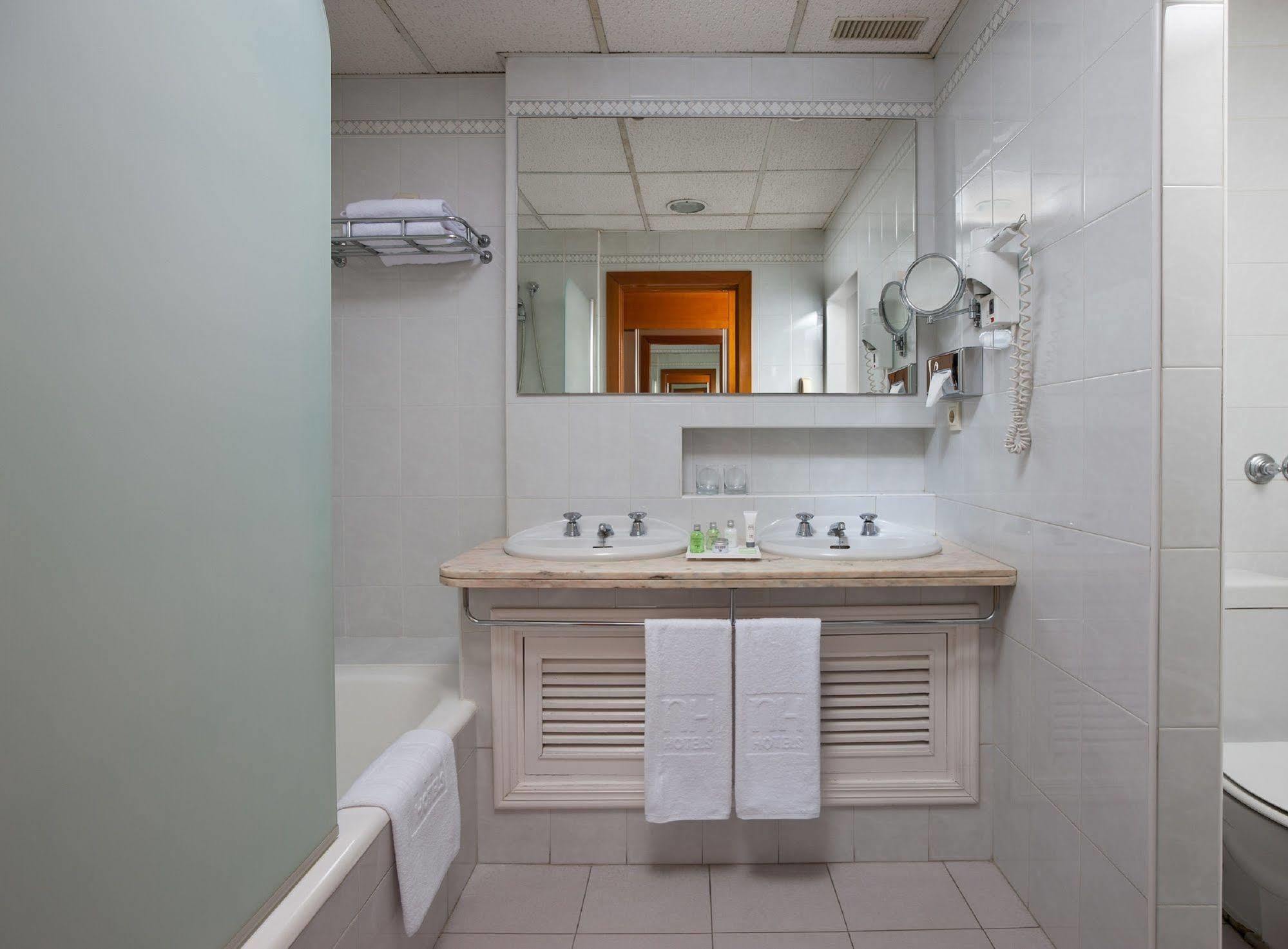 Hotel Nh Luz 4*